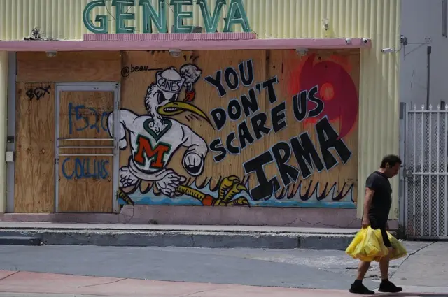 Imagen de un local tapiado en Miami Beach