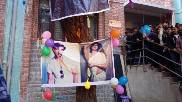 Áp phích hình hai diễn viên Bollywood Jacqueline Fernandez và Ranveer Singh đã được trưng lên tại sự kiện năm ngoái