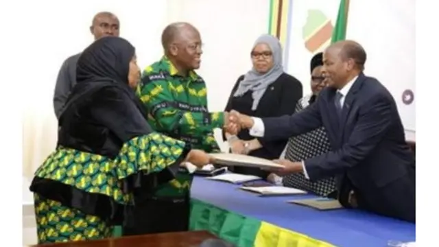 Rais Magufuli akiwasilisha fomu zake za urais
