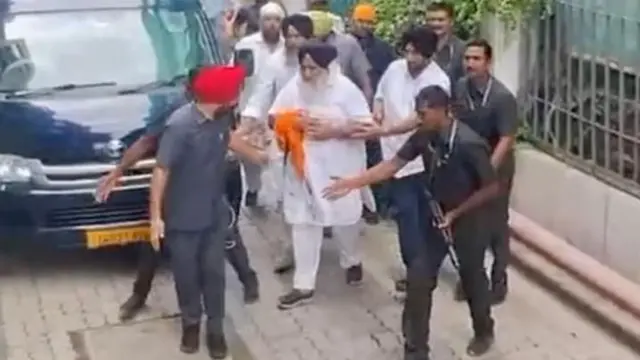 ਸੁਖਬੀਰ ਬਾਦਲ ਜ਼ਖ਼ਮੀ ਹਾਲਤ ਵਿੱਚ ਹਸਪਤਾਲ ਵਿੱਚ ਜਾਂਦੇ ਹੋਏ
