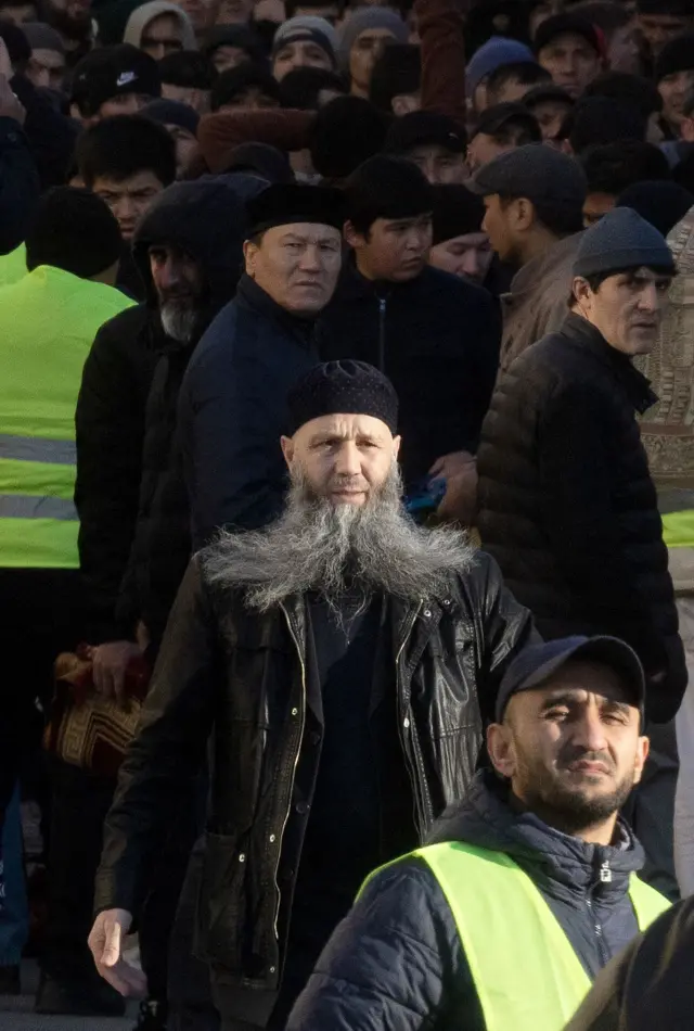 يتجمع المسلمون للصلاة في أحد الشوارع خلال احتفالات عيد الفطر، في سانت بطرسبرغ، روسيا