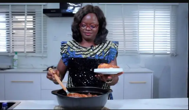 Aworan obinrin to n bu ọbẹ sinu awo