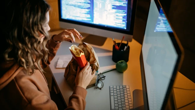 Some researchers have suggested that components within ultra-processed foods could play a role in driving inflammation and DNA damage within the colon ඇතැම් පර්යේෂකයන් සඳහන් කර ඇත්තේ සැකසූ ආහාරවල ඇති සංඝටක මගින් ඇතිවන දැවිල්ල සහ DNA මහා බඩවැලේ හානි කරලීම සඳහා ප්රධාන භූමිකාවක් ඉටු කළ හැකි බවයි