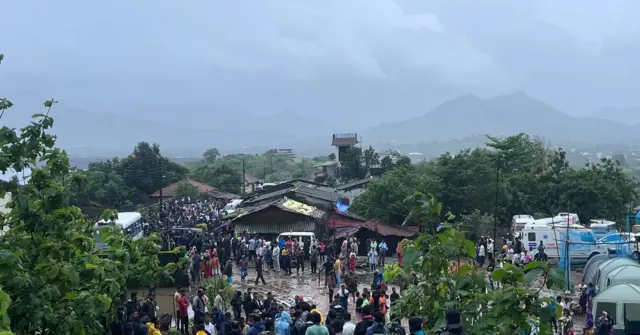 घटनास्थळी जमलेली गर्दी