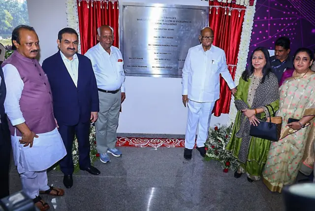 अदानी आणि पवार कुटुंबीय