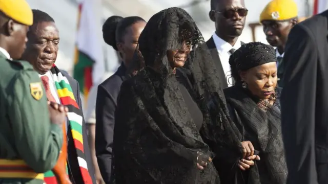 Nwunye Mugabe bụ Grace Mugabe nakwa aka na-achị Zimbabwe bụ Emmerson Mnangagwa