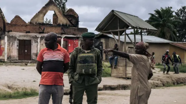Un militaire de la RD Congo discutant avec une femme