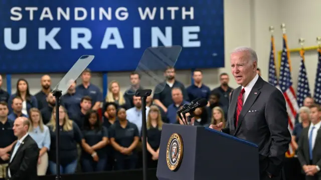 अमेरिकी राष्ट्रपति जो बाइडन यूक्रेन को जेवलिन एंटी-टैंक मिसाइल देने को लेकर भाषण देते हुए