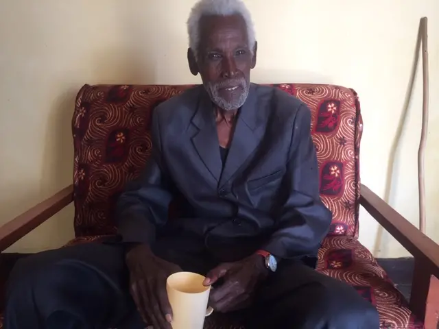 Ni umusaza uganira cyane kandi ugifite byinshi yibuka byo mu buto bwe