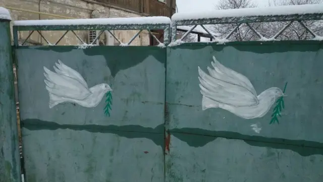 голуби мира на воротах