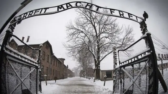 К Освенциму - месту гибели миллионов евреев, истоку и символу трагедии и изломанной психики героев фильма - "Охотники" постоянно возвращаются и в разговорах и в воспоминаниях