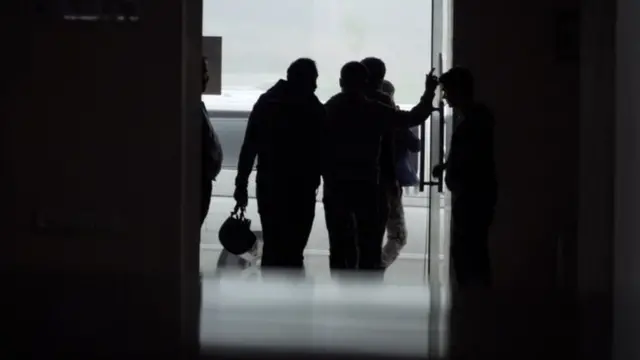 жер төлөгө кирип бара жаткан кишилер