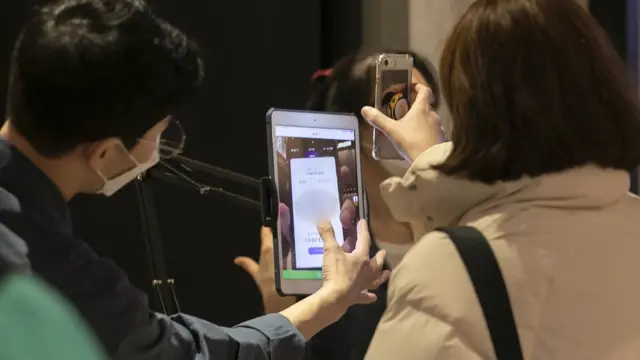 2일 오후 서울 용산구의 한 극장에 QR체크하며 입장하는 관람객