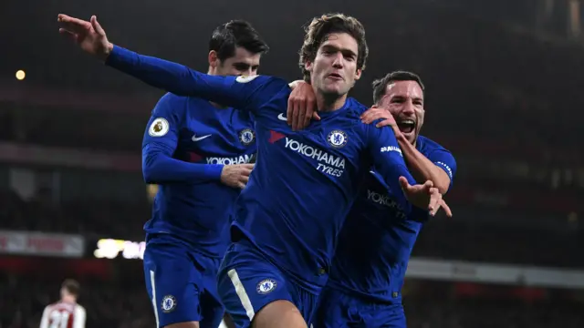 Marcos Alonso celebra un gol