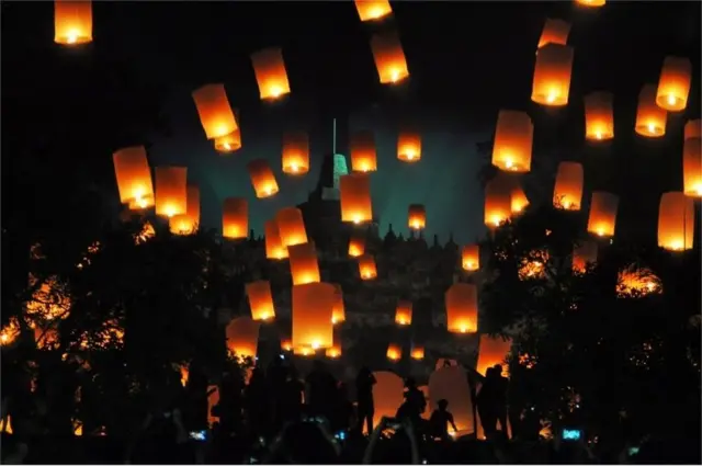 Pequenos balões sobem ao céuroleta de pokerfrente ao temploroleta de pokerBorodubur numa tradicional celebraçãoroleta de pokerAno Novo na Indonésia