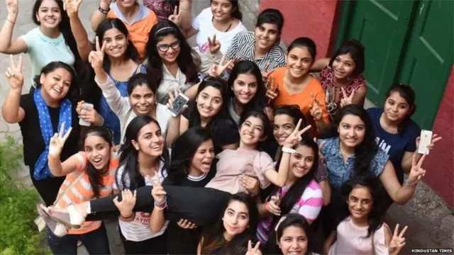 एका निकालानंतर जल्लोष करताना मुली