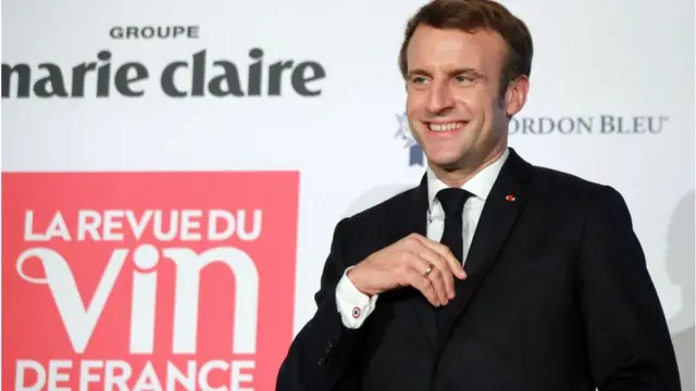 Ông Macron khi nhận giải thưởng "Cá nhân của năm" của tạp chí rượu vang "La Revue du Vin", hôm 06/01/2022, tại Paris