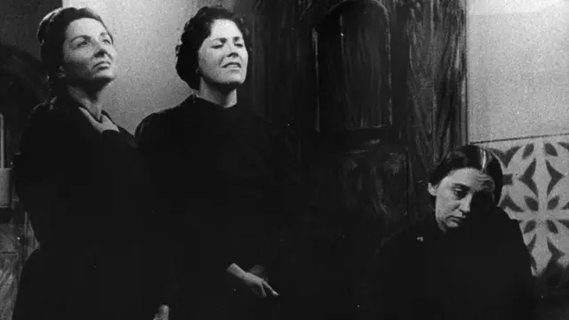 Vida Alves, Marisa Sanches e Laura Cardoso em 'Casa de Bernarda Alba'