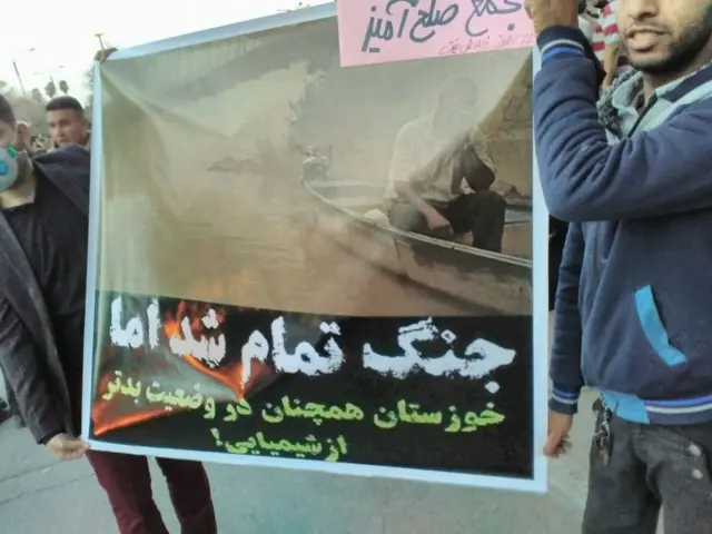 اهوازی‌ها برای چهارمین روز مقابل استانداری تجمع کردند