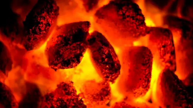 Мальчик из Пакистана ходил по горячим углям, никак не показывая, что испытывает боль