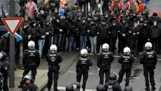 رویارویی پلیس و معترضان چپگرا در کلن