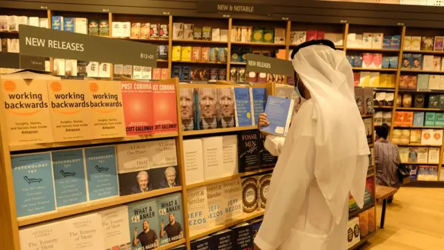 شاب خليجي في مكتبة