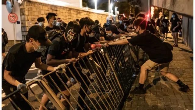 青年戴上口罩的目的是避免警方追究责任，但这种做法受到建制派人士批评。