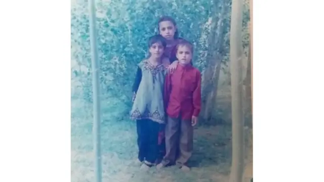 বোন আর ছোট ভাইয়ের সঙ্গে নার্গিস