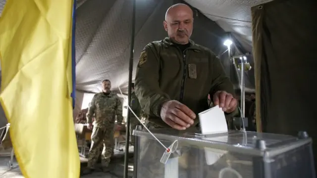 Боєць голосує