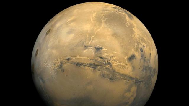 Вокруг Марса обращаются два небольших спутника - Фобос и Деймос
