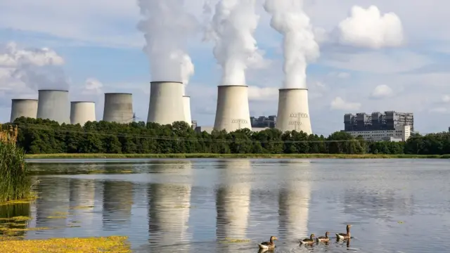 Emisión de gases en una fábrica.