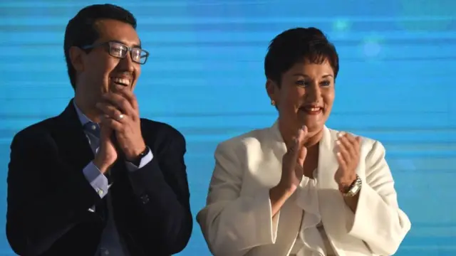 Jonathan Menkos y Thelma Aldana en la presentación oficial de su candidatura.