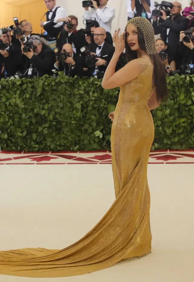 Актриса Оливия Манн в платье-кольчуге на 2018 Met Gala, 7 мая 2018 года, Нью-Йорк
