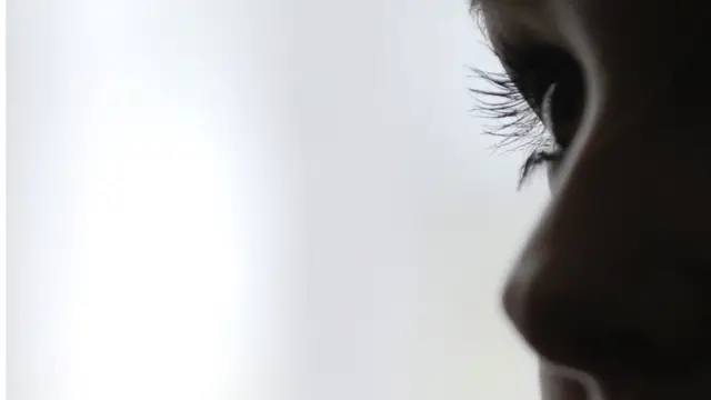 மோசமாக தாக்கப்பட்ட யுவதி - வைரலாக பரவிய காணொளி