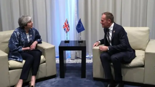 التقت ماي مع رئيس المجلس الأوربي، دونالد تاسك، على هامش قمة شرم الشيخ.