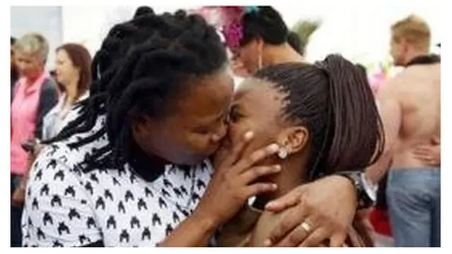 Ụmụnwaanyị na-esusu ọnụ