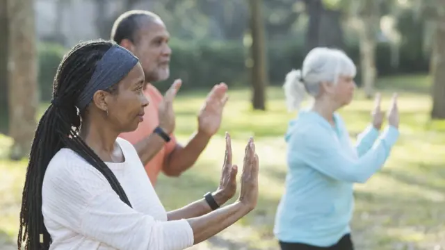 Idosos fazendo exercício num parque