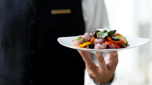 Даже физическое сложение официанта может оказать влияние на то, сколько вы заказываете еды