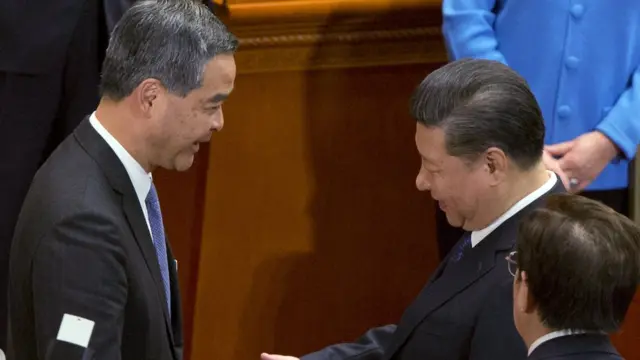 梁振英當選後和中國國家主席習近平握手。