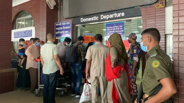 অভ্যন্তরীণ রুটে বিমানযাত্রার জন্য চেক-ইন