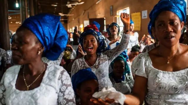 Ụmụ nwaanyị nọ n'ime ụlọ ụka