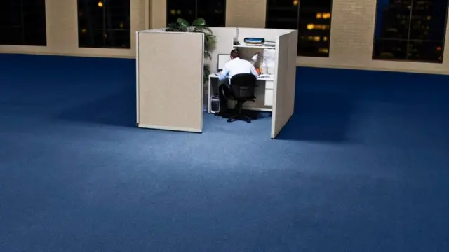 घर से दफ्तर का काम करता आदमी