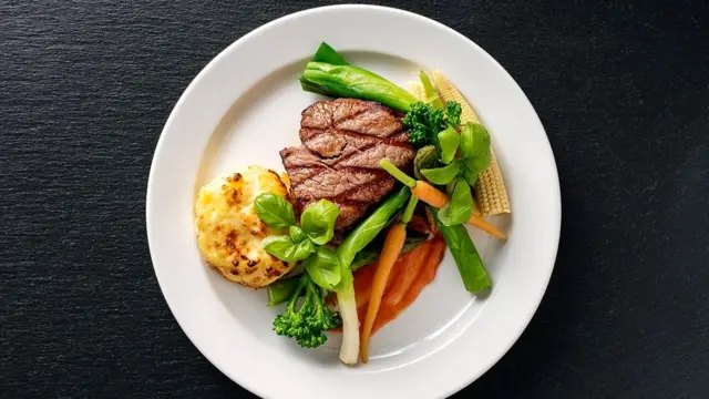 Чтобы минимизировать риск при разогреве пищи в микроволновке, пользуйтесь не пластиковыми контейнерами, а керамической посудой