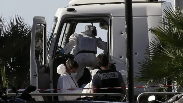 La policía retiró del camión documentación y armas.