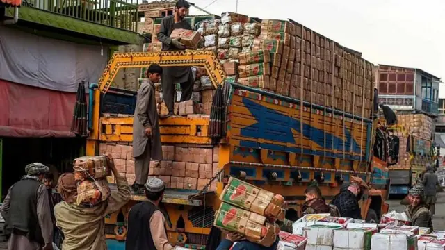 सरकार यहां व्यापार के बुनियादी ढांचों को विकसित करने की कोशिश में जुटी है