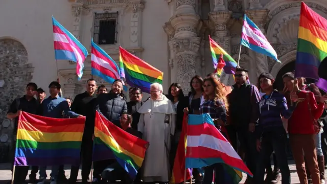 Vera con un grupo LGBTI
