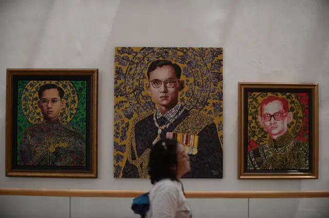 ผลงานศิลปะหลากหลายรูปแบบใน ในงานนิทรรศการ พระราชาในดวงใจ