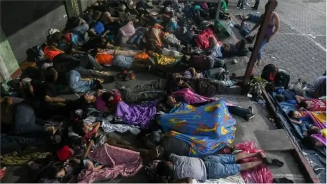 সড়কের পাশে বা অস্থায়ী ঘরে রাত কাটাচ্ছেন কাফেলার সদস্যরা