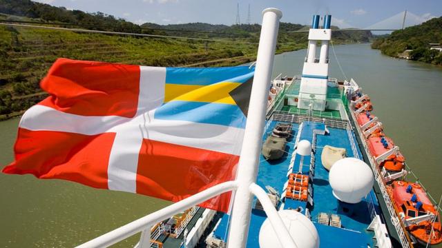 Una bandera de navegación de Bahamas en un buque