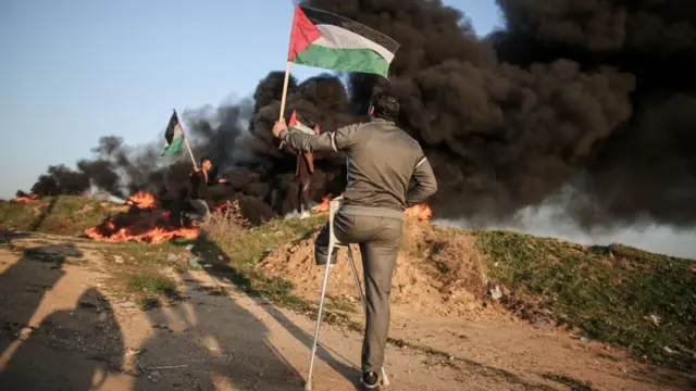 इसराइल के ताज़ा हमलों के बाद विरोध करते फ़लस्तीनी